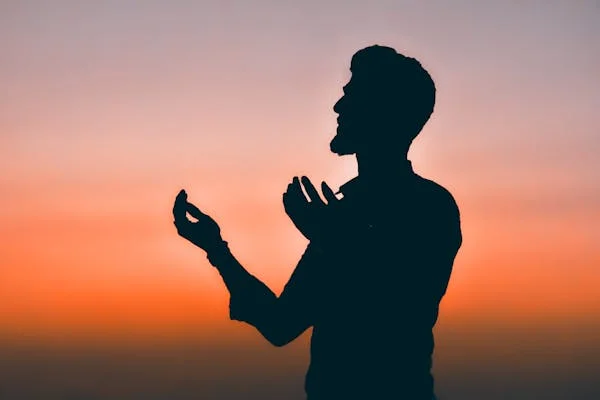 আল্লাহ কাদের সাহায্য করেন
